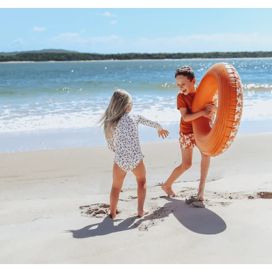 Veľké nafukovacie koleso od Swim Essential s motívom morských hviezdic je svojou veľkosťou určené približne pre deti od 6 rokov.