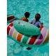 Veľké nafukovacie koleso od Swim Essential je svojou veľkosťou určené približne pre 2 deti od 6 rokov. Pokojne ho využijú aj tínedžeri, či dospelí na leňošenie a zábavu.