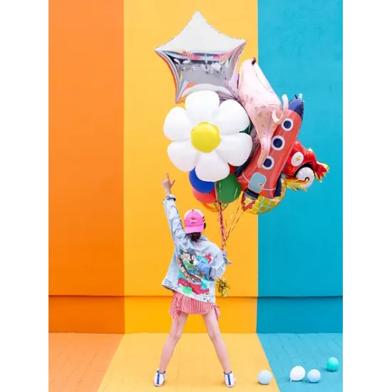 Balón s atraktívnym dizajnom vesmírnej rakety, čo zaujme každé dieťa.