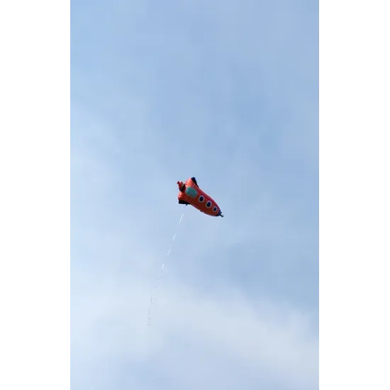 Balón s atraktívnym dizajnom vesmírnej rakety, čo zaujme každé dieťa.