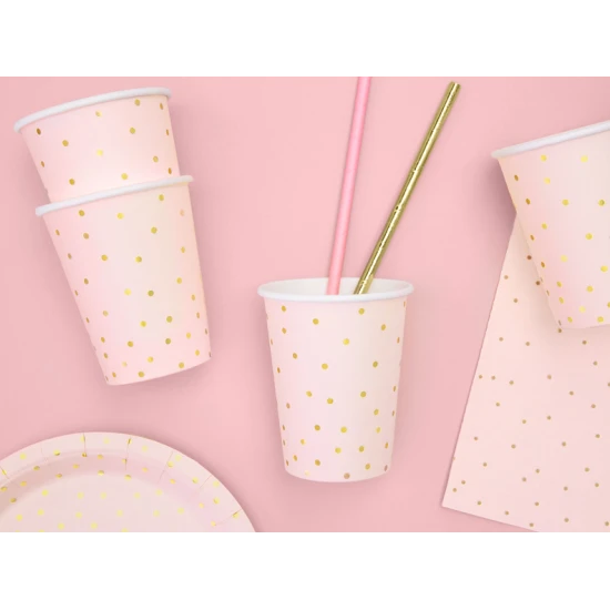 Poháre, ktoré rozveselia každú párty. Ružové papierové poháriky sú zdobené zlatými bodkami.