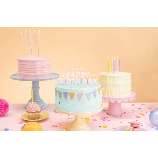 Narodeninové sviečky v pastelových farbách pre malého oslávenca.