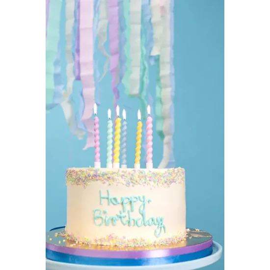 Narodeninové sviečky v pastelových farbách pre malého oslávenca.