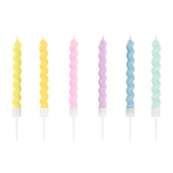 Narodeninové sviečky v pastelových farbách pre malého oslávenca.