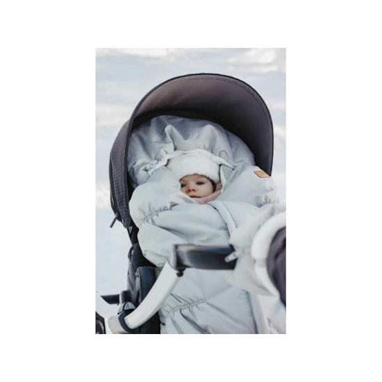 Teplý fusak do kočíka s umelou kožušinou a vodeodolným vonkajším materiálom, určený na ochranu detí pred chladom a nepriaznivým počasím.