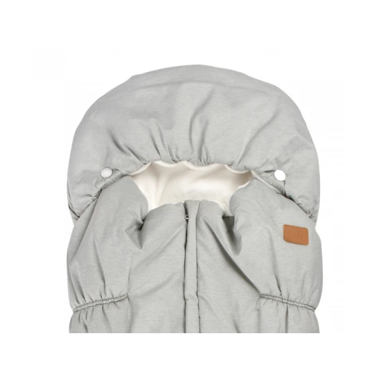 Teplý fusak do kočíka s umelou kožušinou a vodeodolným vonkajším materiálom, určený na ochranu detí pred chladom a nepriaznivým počasím.
