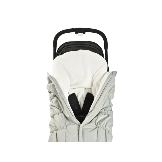 Teplý fusak do kočíka s umelou kožušinou a vodeodolným vonkajším materiálom, určený na ochranu detí pred chladom a nepriaznivým počasím.