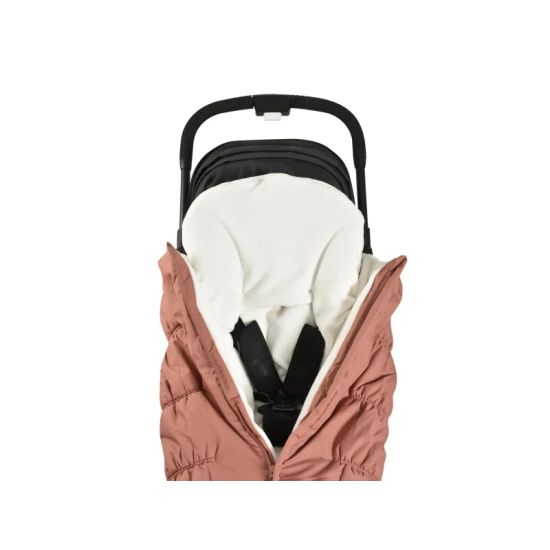 Teplý fusak do kočíka s umelou kožušinou a vodeodolným vonkajším materiálom, určený na ochranu detí pred chladom a nepriaznivým počasím.