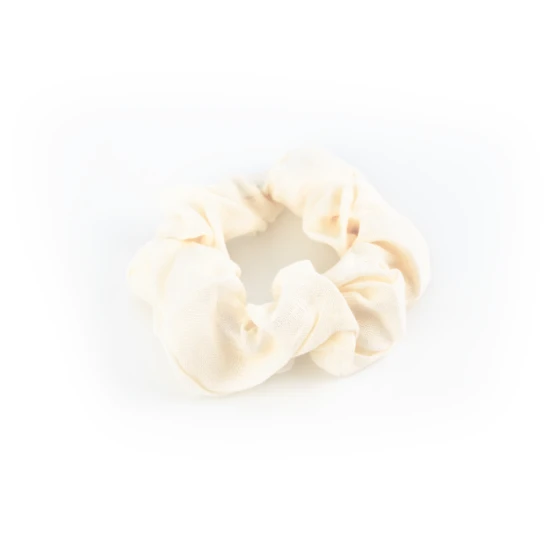 Krémová gumička do vlasov Scrunchie pre malú slečnu.