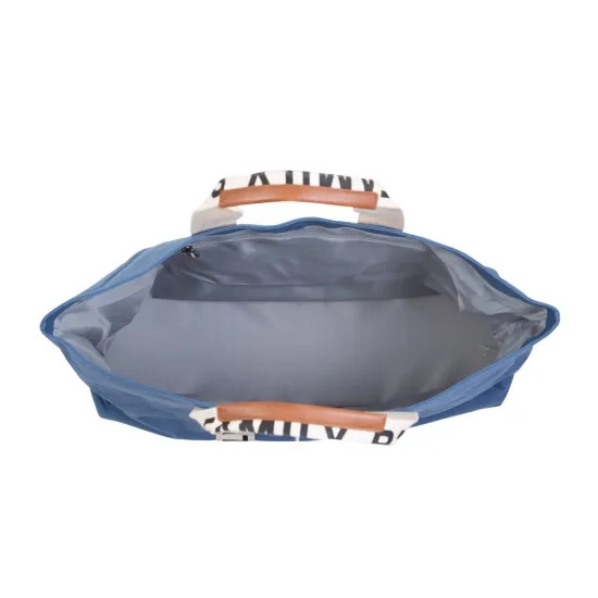 Priestranná cestovná taška Family Bag Indigo, ktorú využijete pri výletoch s vašou rodinou, aby ste mali vždy po ruke všetko potrebné.