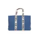 Priestranná cestovná taška Family Bag Indigo, ktorú využijete pri výletoch s vašou rodinou, aby ste mali vždy po ruke všetko potrebné.