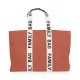 Priestranná cestovná taška Family Bag Terracotta, ktorú využijete pri výletoch s vašou rodinou, aby ste mali vždy po ruke všetko potrebné.