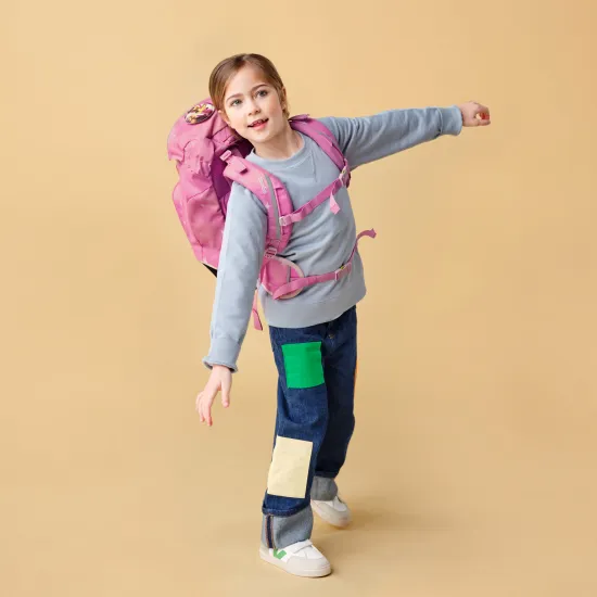 Školská taška Ergobag Magic ružová pre malých školákov, ergonomický dizajn s vylepšenými funkciami a ekologickým materiálom, ideálna pre 1. stupeň ZŠ.