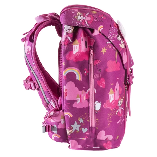 Ľahučká školská taška Ballerina Dark Pink skvelo sedí na chrbte malého študenta.