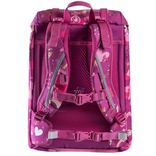 Ľahučká školská taška Ballerina Dark Pink skvelo sedí na chrbte malého študenta.