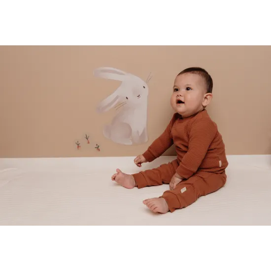 Krásna samolepka v štýle kreslenej postavičky Bunny sa hodí na každú stenu.