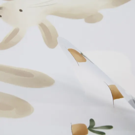 Krásna samolepka v štýle kreslenej postavičky Bunny sa hodí na každú stenu.