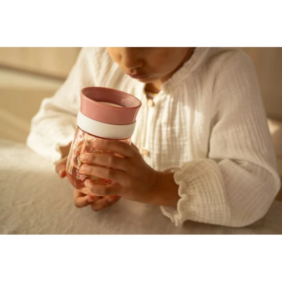 Kvalitný trénovací hrnček Little Dutch s jednoduchým čistením a objemom 300 ml.