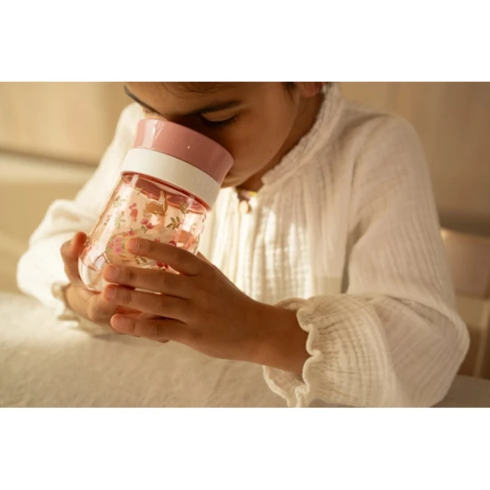 Kvalitný trénovací hrnček Little Dutch s jednoduchým čistením a objemom 300 ml.