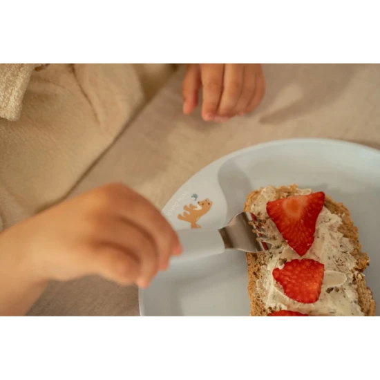 Bezpečný nerezový príbor s plastovou rukoväťou pre jednoduché uchopenie.