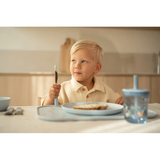 Bezpečný nerezový príbor s plastovou rukoväťou pre jednoduché uchopenie.