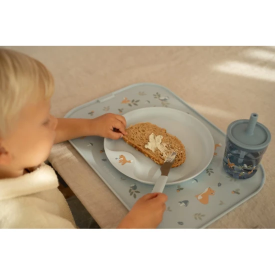 Bezpečný nerezový príbor s plastovou rukoväťou pre jednoduché uchopenie.