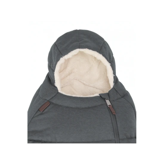 Teplý detský fusak pre autosedačku Maxi-Cosi s vodeodolným vonkajším materiálom a mäkkou plyšovou podšívkou pre ochranu dieťaťa počas zimného cestovania.