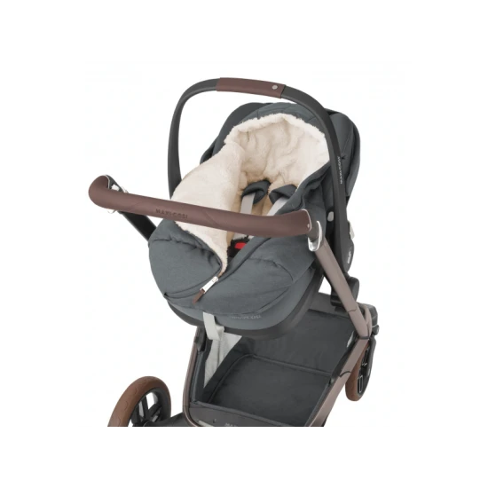 Teplý detský fusak pre autosedačku Maxi-Cosi s vodeodolným vonkajším materiálom a mäkkou plyšovou podšívkou pre ochranu dieťaťa počas zimného cestovania.