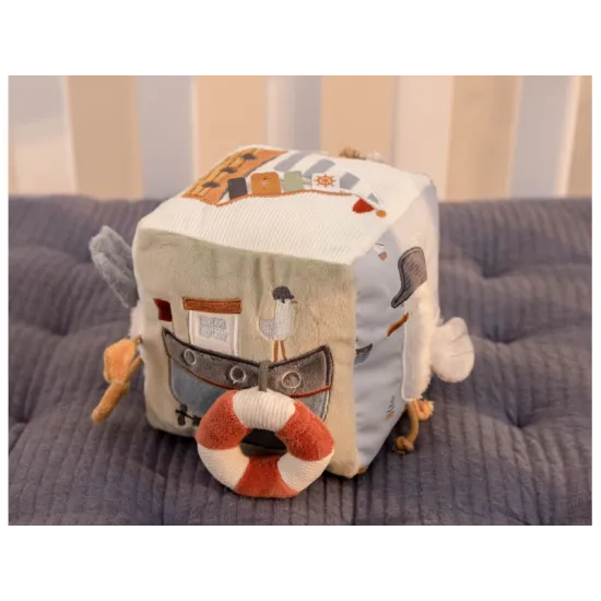  Farebná zbierka textúr, zvukov a postáv inšpirovaných zálivom sa snúbi v dizajne tejto mäkkej kocky plnej aktivít. 