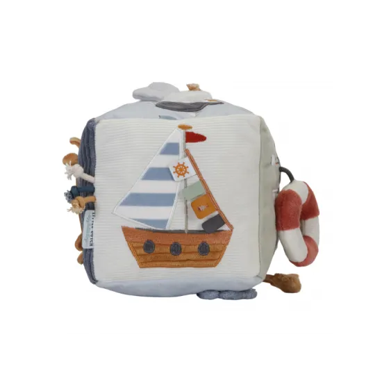  Farebná zbierka textúr, zvukov a postáv inšpirovaných zálivom sa snúbi v dizajne tejto mäkkej kocky plnej aktivít. 