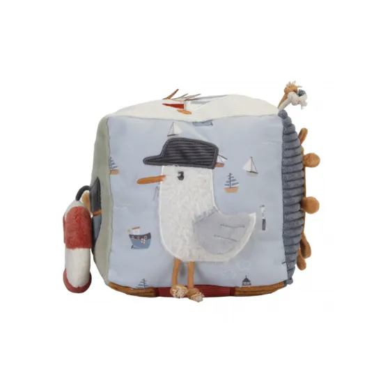  Farebná zbierka textúr, zvukov a postáv inšpirovaných zálivom sa snúbi v dizajne tejto mäkkej kocky plnej aktivít. 