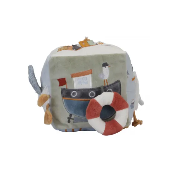  Farebná zbierka textúr, zvukov a postáv inšpirovaných zálivom sa snúbi v dizajne tejto mäkkej kocky plnej aktivít. 