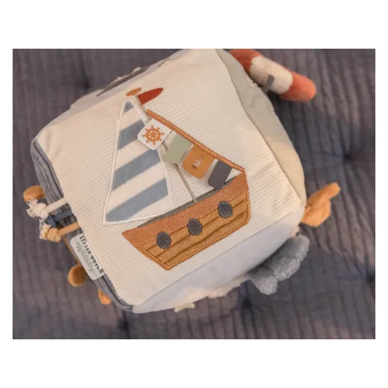  Farebná zbierka textúr, zvukov a postáv inšpirovaných zálivom sa snúbi v dizajne tejto mäkkej kocky plnej aktivít. 