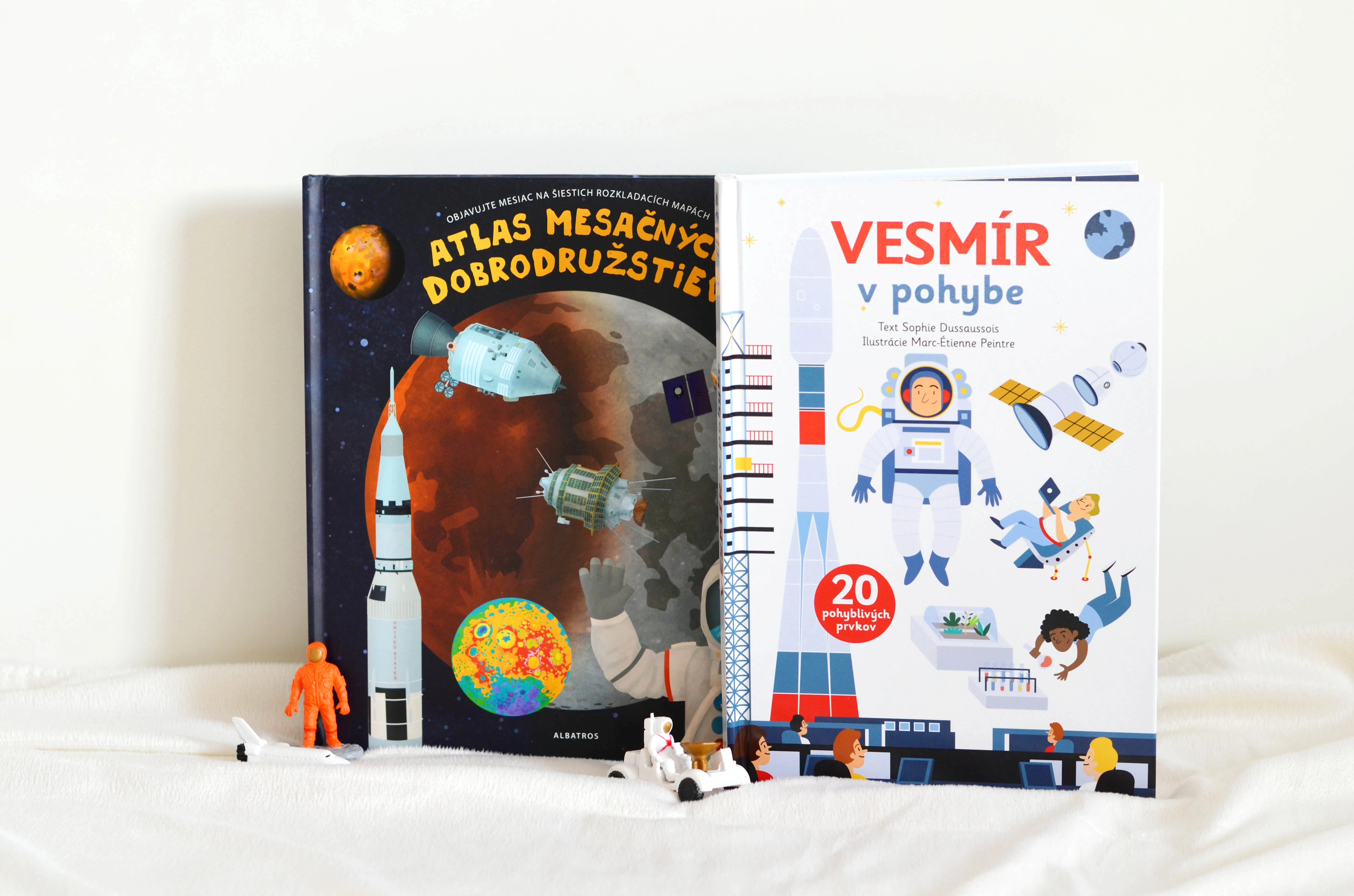 Kniha o vesmíre a Mesiaci.